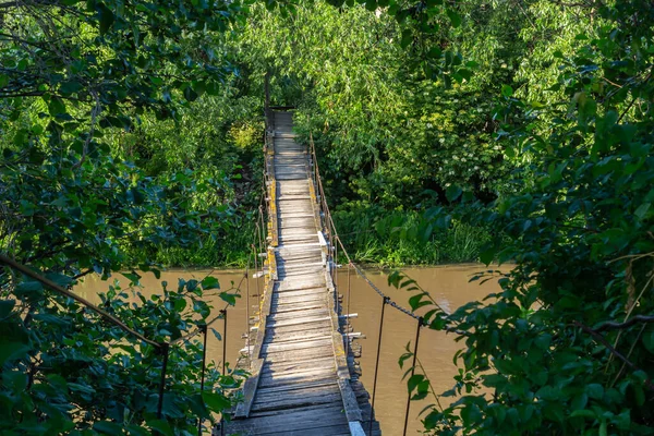 Hängende Holzbrücke Auf Die Andere Seite Des Flusses Hängebrücke Einem — Stockfoto