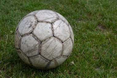 Futbol sahasının yeşil çimlerinde fotokopi alanı olan futbol topu.