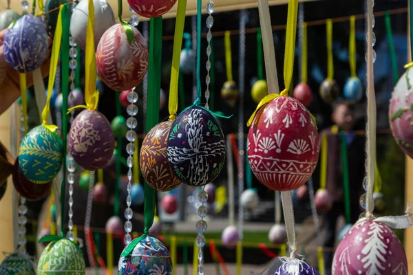 Painted Eggs Hang Branches Easter Tree Focus Yellow Egg Painted — Stock Photo, Image