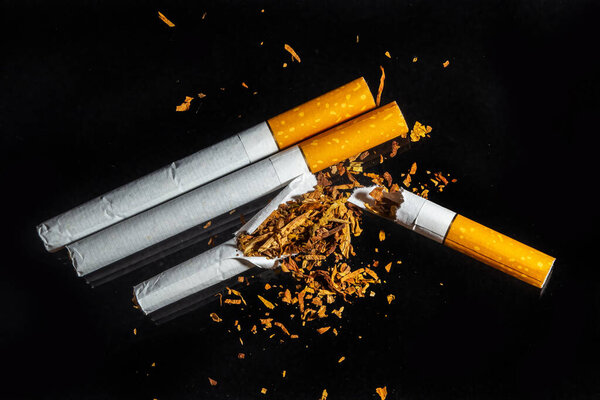 Всемирный день без табака, сломанная сигарета на черном фоне. Не курить
.