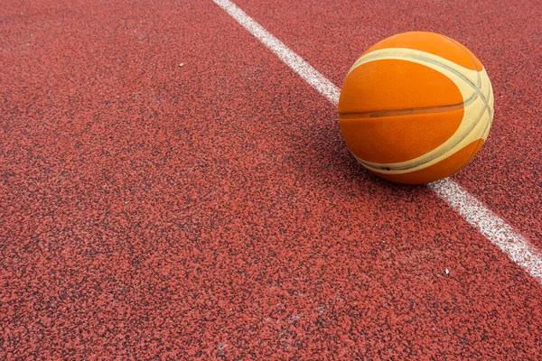 Оранжевый Мяч Баскетбола Лежащий Спортивной Площадке — стоковое фото