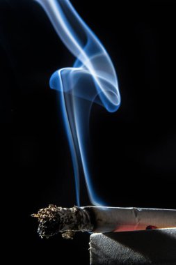 Sigara içmek balkon arka planında izole edilmiş. Sigara içilmiyor.