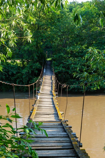 Hängende Holzbrücke Auf Die Andere Seite Des Flusses Hängebrücke Einem — Stockfoto