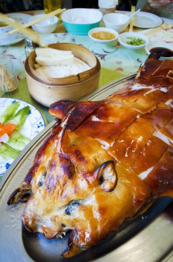 kavrulmuş domuz yavrusu