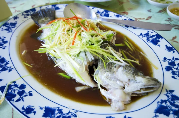 Pescado marinado al vapor con cebolla y jengibre —  Fotos de Stock