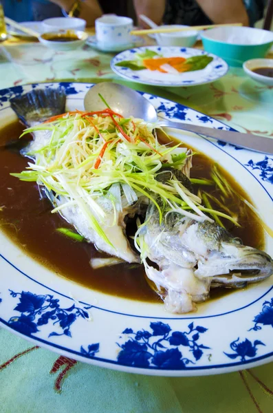 Poisson mariné cuit à la vapeur avec oignon et gingembre — Photo