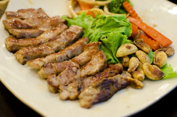 Carne de porco grelhada estilo asiático bife com legumes — Fotografia de Stock