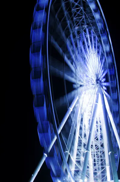 Pariserhjul i rörelse i en nattetid — Stockfoto