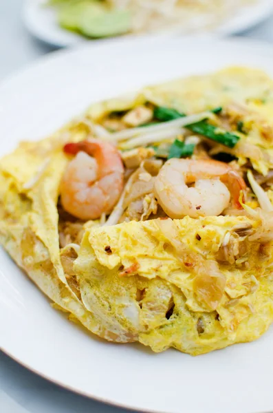 Fried noodle wrapped with eggs, Thai style food — Stock Photo, Image