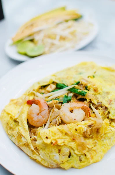 Gebratene Nudeln mit Eiern umwickelt, thailändisches Essen — Stockfoto