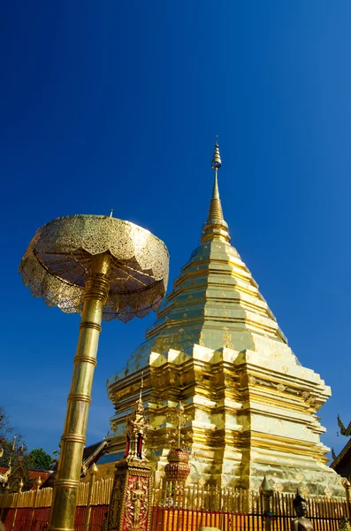 Zlatá pagoda buddha v chrámu buddha — Stock fotografie