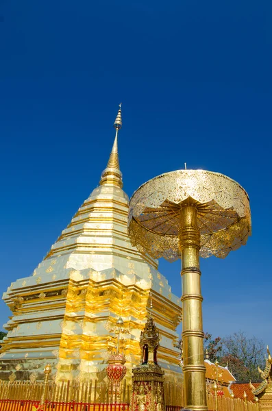 Zlatá pagoda buddha v chrámu buddha — Stock fotografie