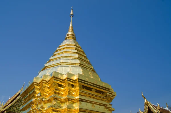 Pagode de Buda dourado no templo de Buda — Fotografia de Stock