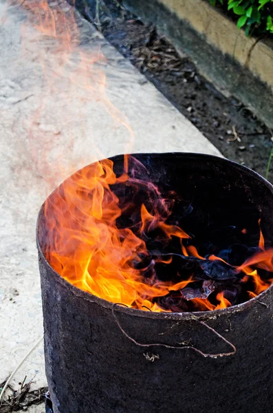 Verbranding van vals geld en papier materialen — Stockfoto