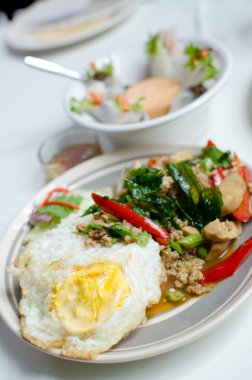 Kızarmış domuz eti ve fesleğen yaprakları pirinç