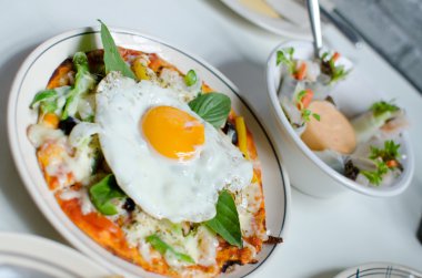 Pizza taze yumurta ve fesleğen yaprakları ile