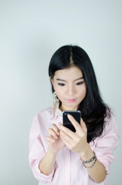 Akıllı telefon kullanan Asyalı kadın