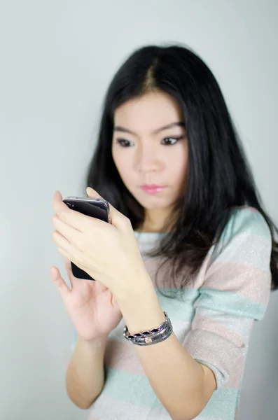 Aziatische vrouw met smartphone — Stockfoto