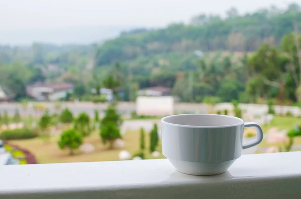 Café em uma xícara na varanda com fundo da natureza — Fotografia de Stock