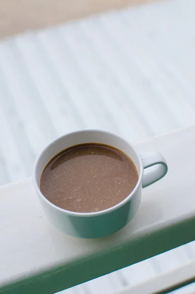 Caldo caffè tazza su casa balcone sfondo — Foto Stock