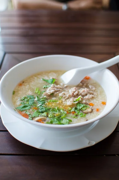 Porridge di riso con carne di maiale e verdure — Foto Stock