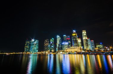 Singapur şehir silüeti manzaralı gece ti ticaret bölgesinin