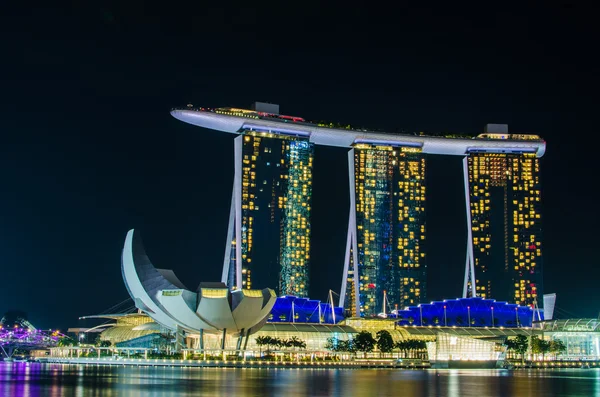 SINGAPUR - 6 de junio: Marina Bay Sands por la noche, la más ex —  Fotos de Stock