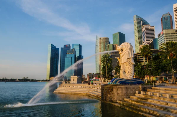 Szingapúr - június 6-án: Merlion park hajnalban a napkelte jelenet — Stock Fotó