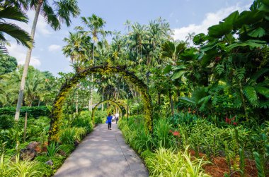 Bahçe ile geçit yolu