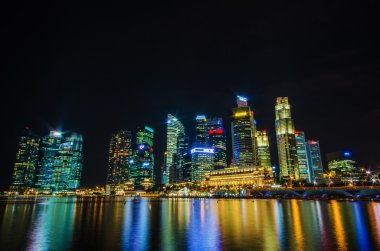Singapur şehir silüeti manzaralı gece ti ticaret bölgesinin