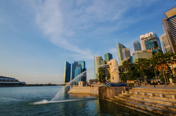 Singapur - 6. června: Merlion park za úsvitu s východem slunce scéna v — Stock fotografie