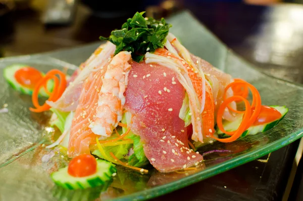 Set de pescados crudos frescos, Sushi y Sashimi, comida japonesa — Foto de Stock