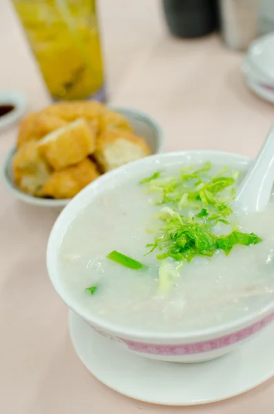 Schweinefleisch-Congee-Suppe mit frittiertem Brot zum Essen — Stockfoto