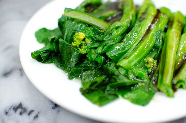 yumuşak kaynatın sebze istiridye sosu ile