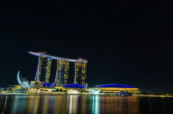 Singapur - 6 czerwca: marina bay sands w nocy, większość ex na świecie — Zdjęcie stockowe