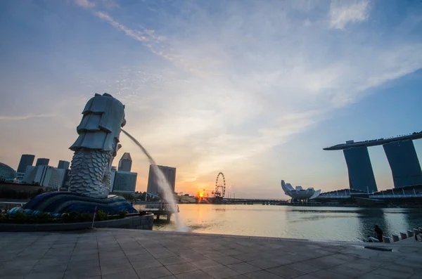 SINGAPORE - 6 de junho: Parque Merlion ao amanhecer com a cena do nascer do sol em — Fotografia de Stock