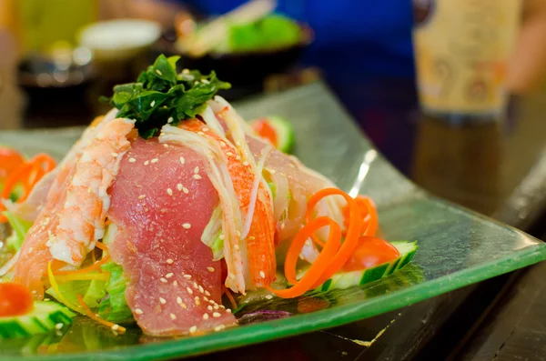 Conjunto de peixes crus frescos, Sushi e Sashimi, comida de estilo japonês — Fotografia de Stock