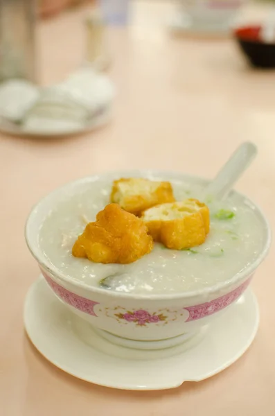 Schweinefleisch-Congee-Suppe mit frittiertem Brot zum Essen — Stockfoto