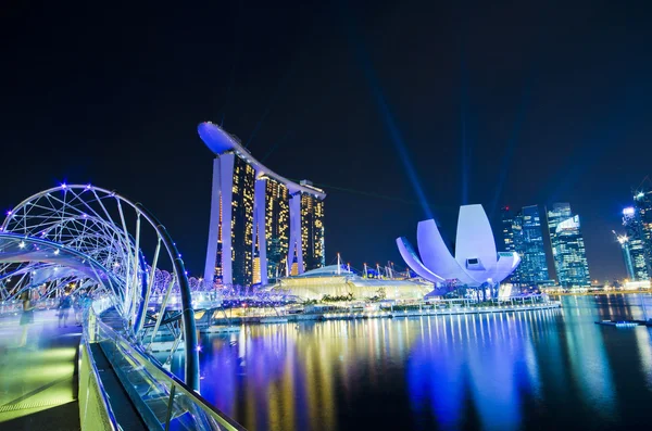 SINGAPORE - JUNHO 27: O resort Marina Bay Sands e Helix Bridg — Fotografia de Stock