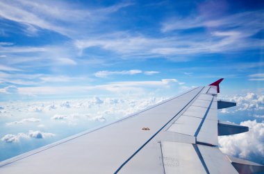 yukarıda gökyüzü uçan bir uçağın kanat