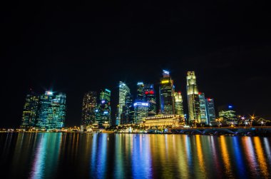 Singapur şehir silüeti manzaralı gece ti ticaret bölgesinin