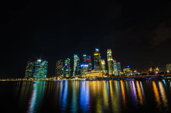 Σιγκαπούρη θέα στον ορίζοντα της πόλης της επιχειρηματικής περιοχής σε το τη νύχτα — Φωτογραφία Αρχείου