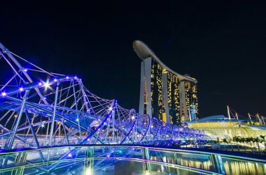 Singapur - 27 Haziran: Marina Bay Sands resort ve Helix işleniyor