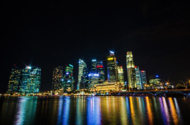Singapur şehir silüeti manzaralı gece ti ticaret bölgesinin
