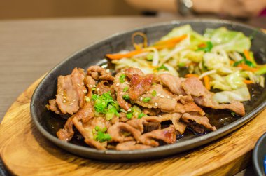 teriyaki ızgara domuz eti ile sebze koymak