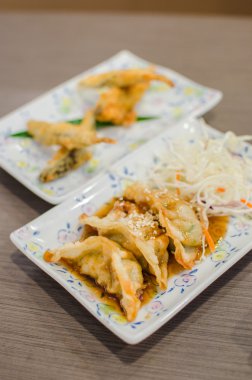 derin kızarmış balık ve sosu dumpling ayarla