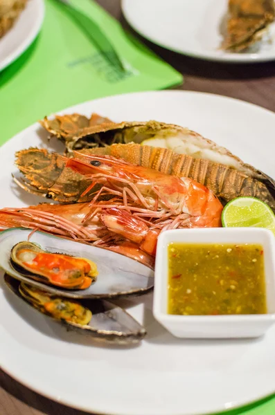 Conjunto de frutos do mar grelhados com molho picante — Fotografia de Stock