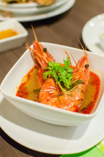 Forró és fűszeres garnélarák leves, is ismert Tom yum koong — Stock Fotó