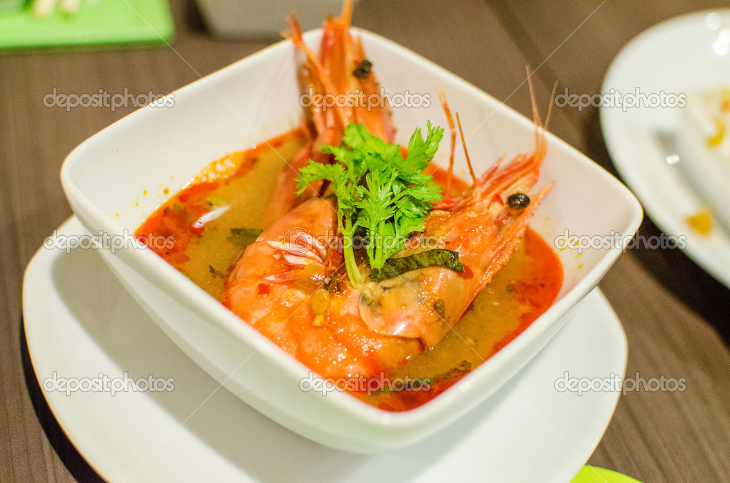 Sopa de camarones picante y caliente, también conocido como Tom yum