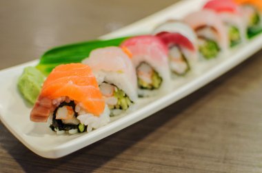 Japon tarzı deniz ürünleri sushi set